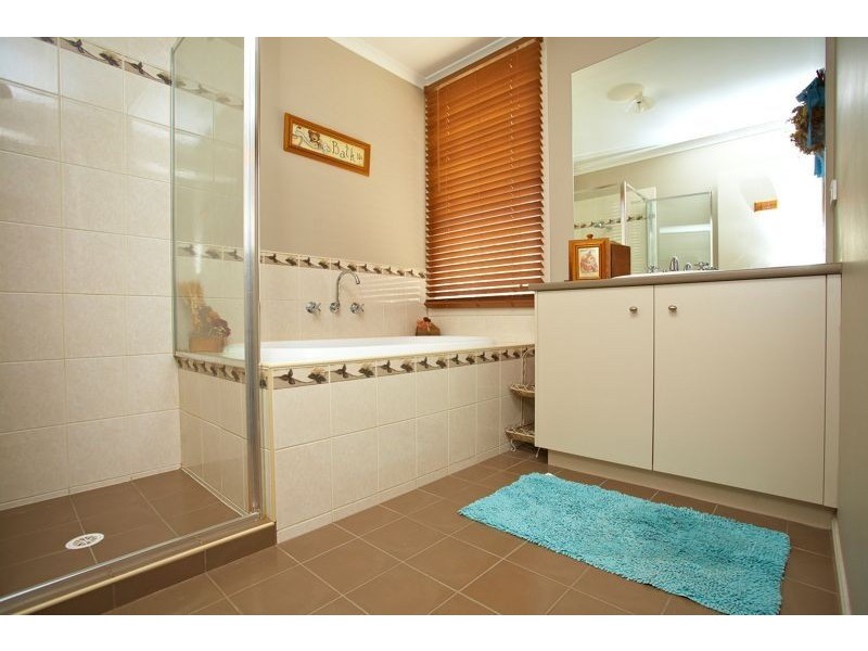 5 Barnby Grove, Cranbourne East VIC 3977