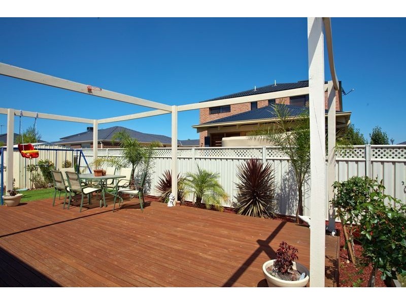 5 Barnby Grove, Cranbourne East VIC 3977