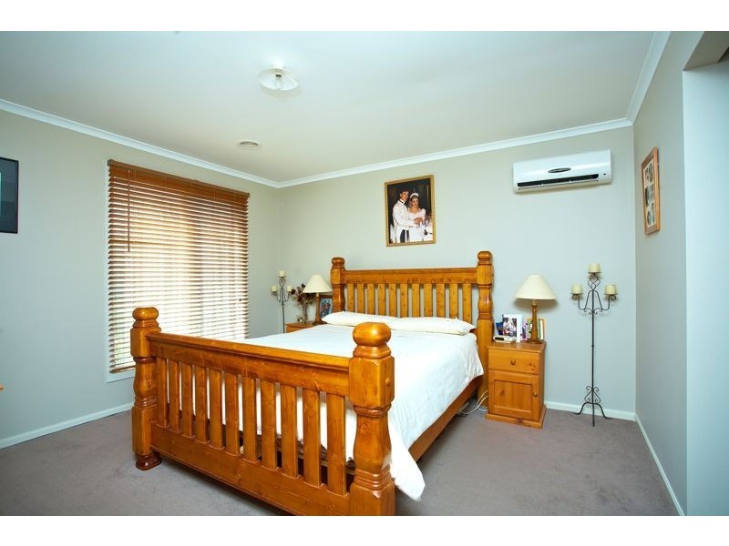 5 Barnby Grove, Cranbourne East VIC 3977