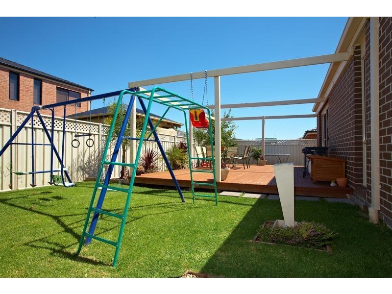 5 Barnby Grove, Cranbourne East VIC 3977