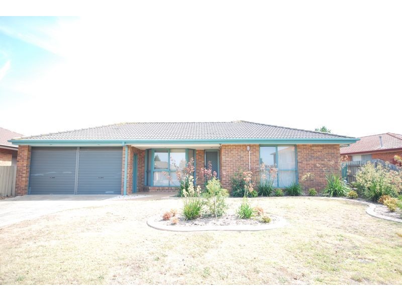 11 Frances Crescent, Cranbourne North VIC 3977