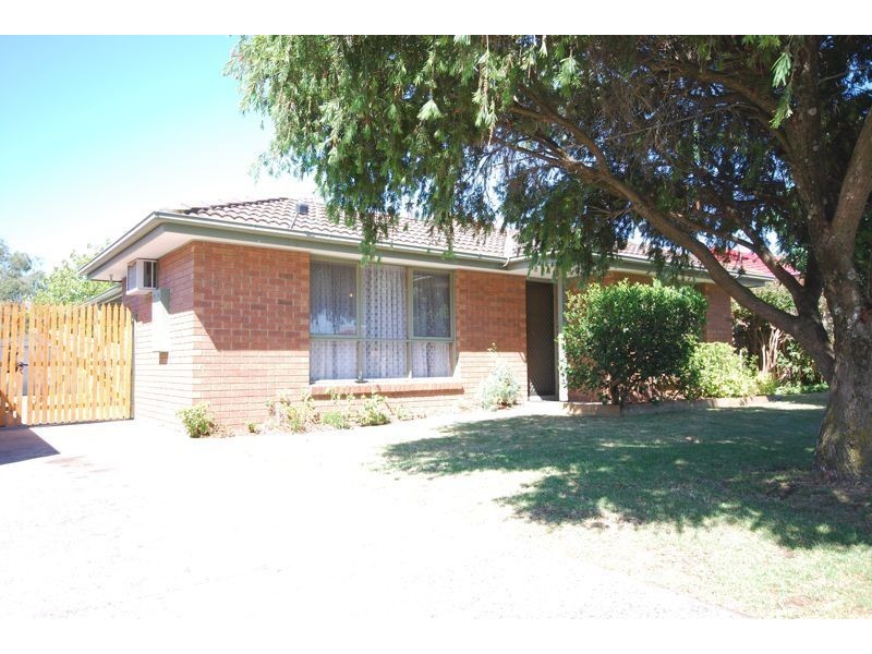 4 Fenfield Street, Cranbourne VIC 3977