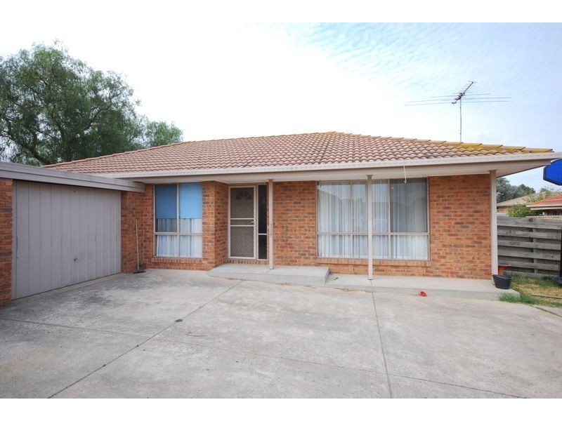 2/12 Isaac Smith Crescent, Cranbourne VIC 3977