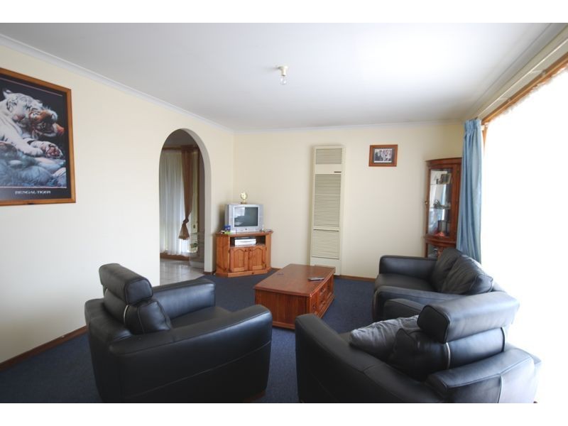 2/12 Isaac Smith Crescent, Cranbourne VIC 3977