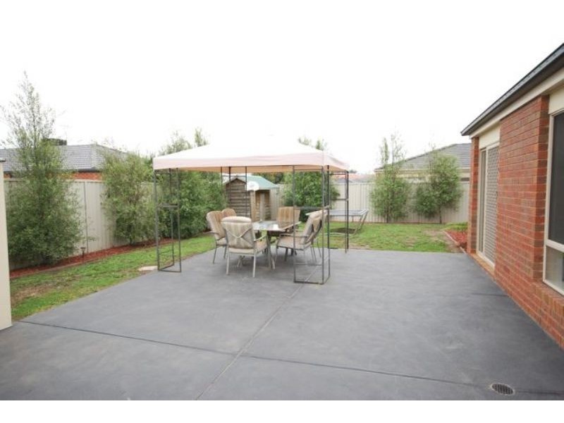 3 Pellenor Lane, Cranbourne East VIC 3977