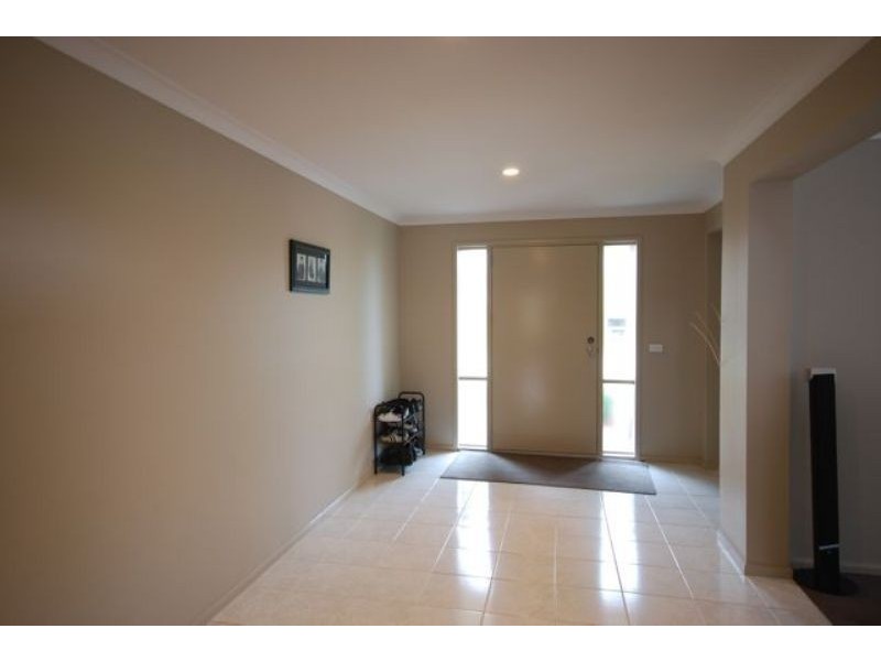 3 Pellenor Lane, Cranbourne East VIC 3977