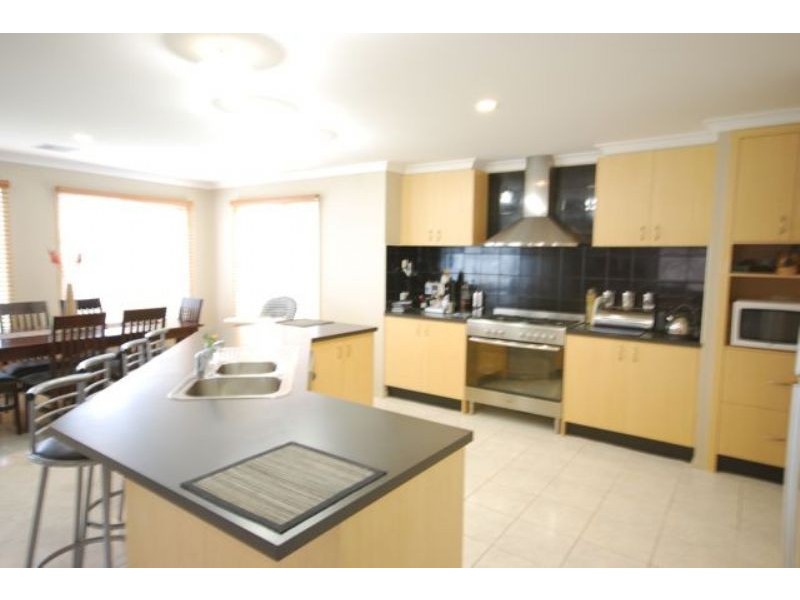 3 Pellenor Lane, Cranbourne East VIC 3977