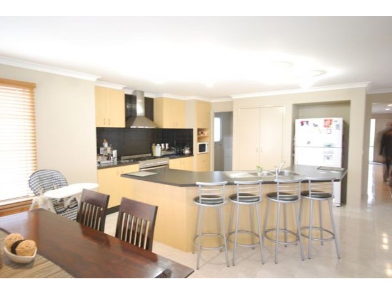 3 Pellenor Lane, Cranbourne East VIC 3977