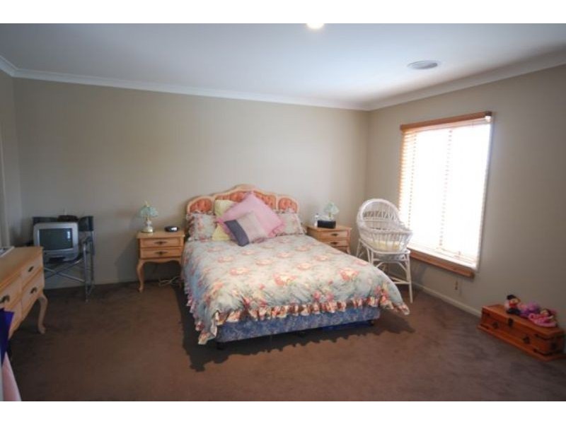 3 Pellenor Lane, Cranbourne East VIC 3977