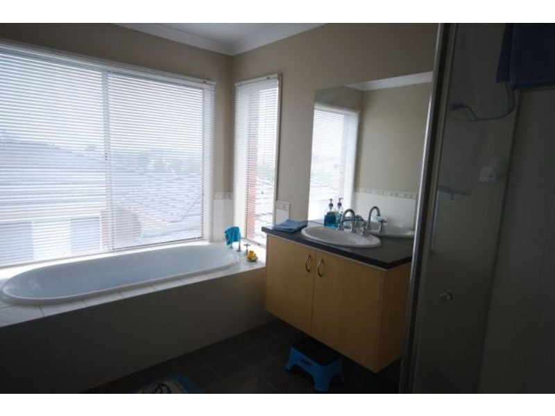 3 Pellenor Lane, Cranbourne East VIC 3977