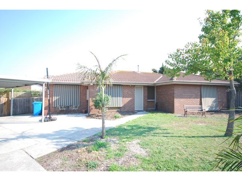 6 Nesbit Court, Cranbourne North VIC 3977