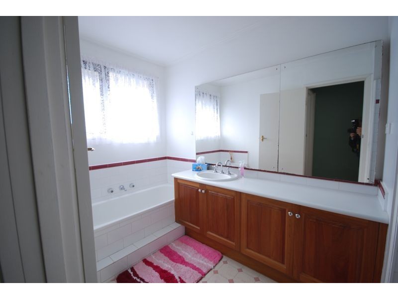 1 Highview Avenue, Cranbourne VIC 3977