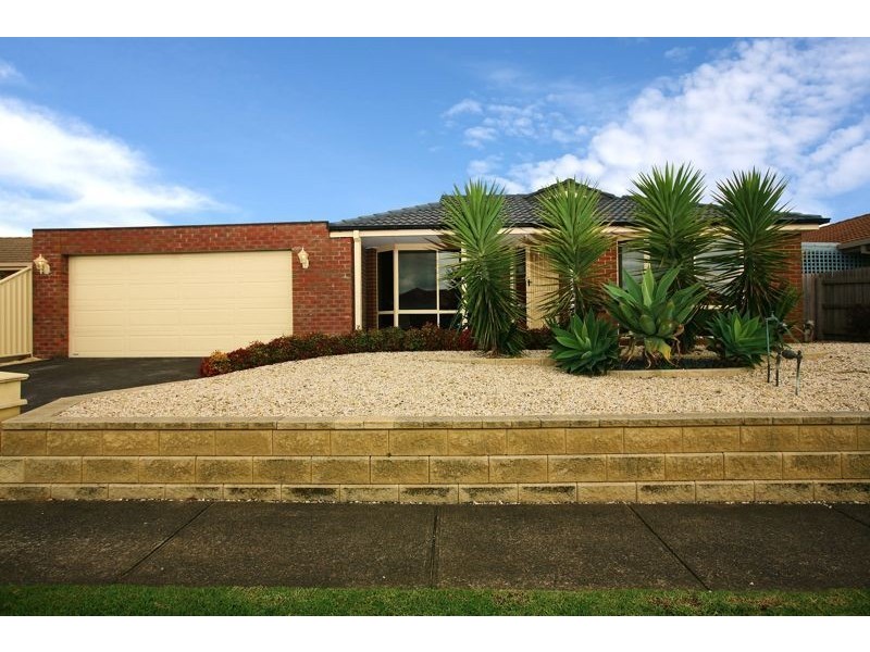 28 Lansell Drive, Cranbourne North VIC 3977