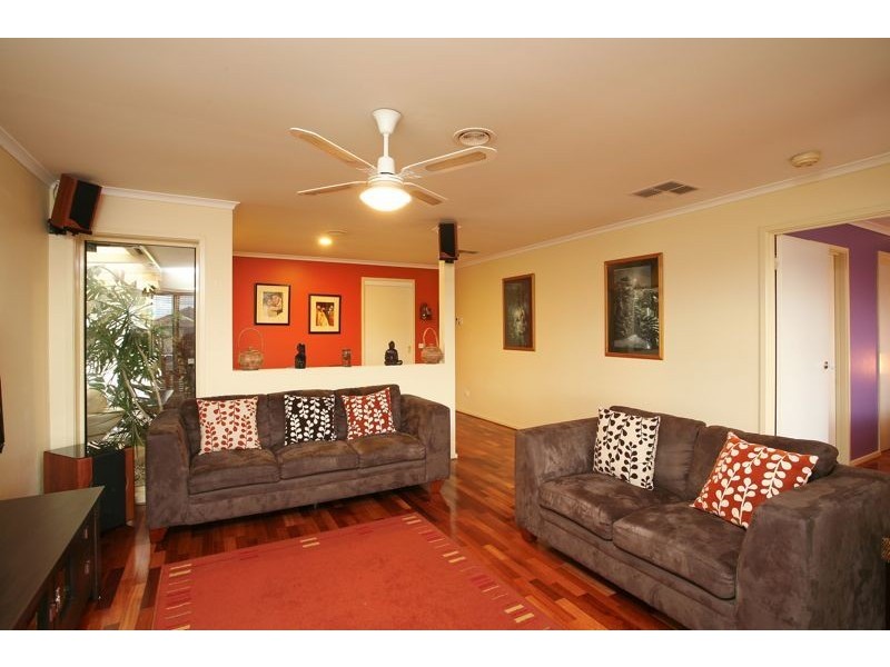 28 Lansell Drive, Cranbourne North VIC 3977