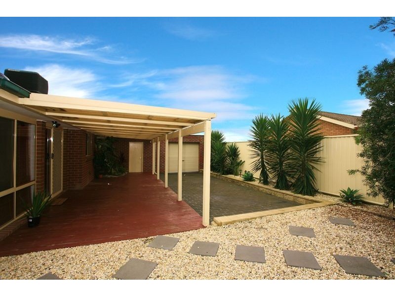 28 Lansell Drive, Cranbourne North VIC 3977