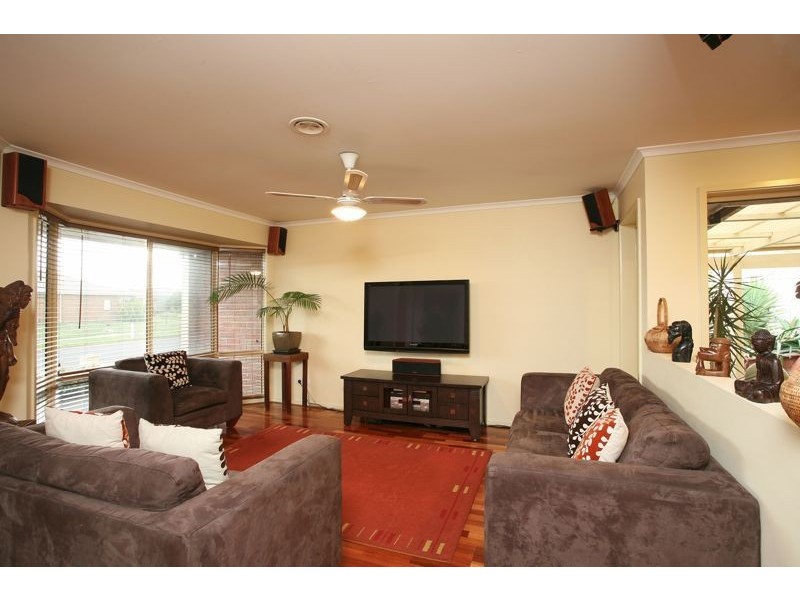 28 Lansell Drive, Cranbourne North VIC 3977