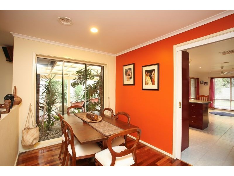 28 Lansell Drive, Cranbourne North VIC 3977