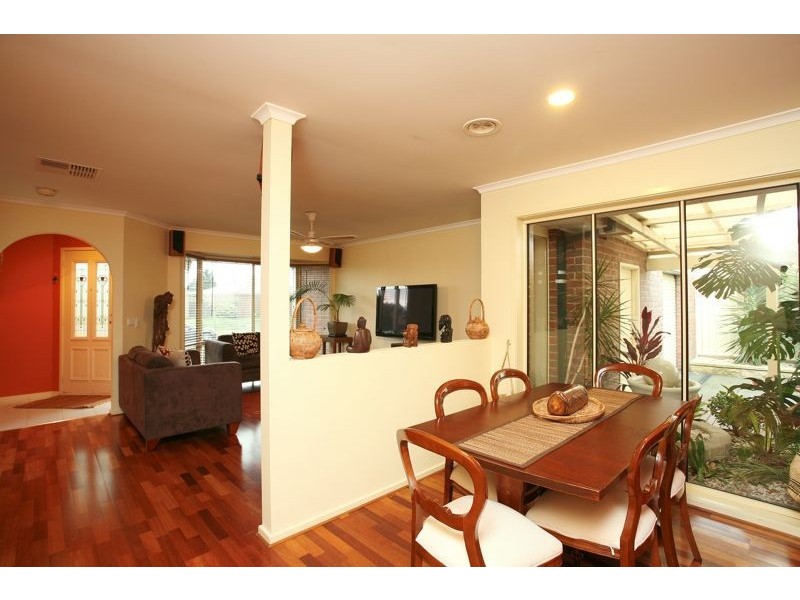 28 Lansell Drive, Cranbourne North VIC 3977