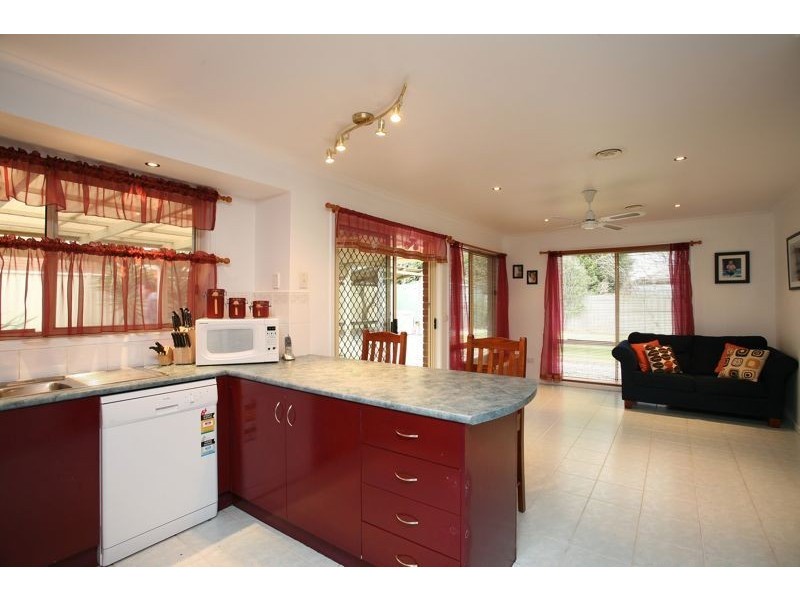 28 Lansell Drive, Cranbourne North VIC 3977