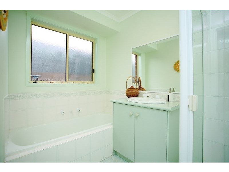 28 Lansell Drive, Cranbourne North VIC 3977