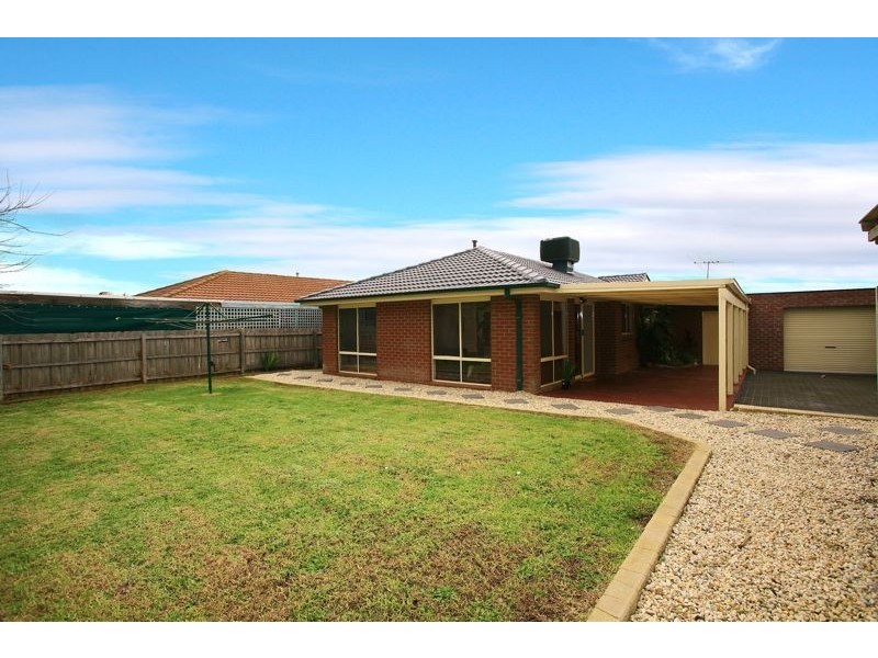 28 Lansell Drive, Cranbourne North VIC 3977