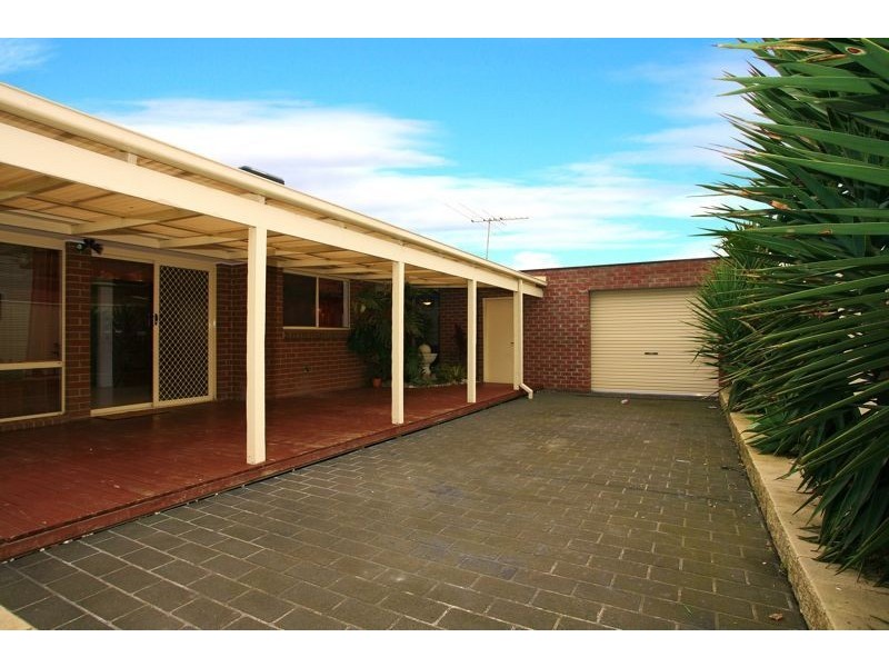 28 Lansell Drive, Cranbourne North VIC 3977