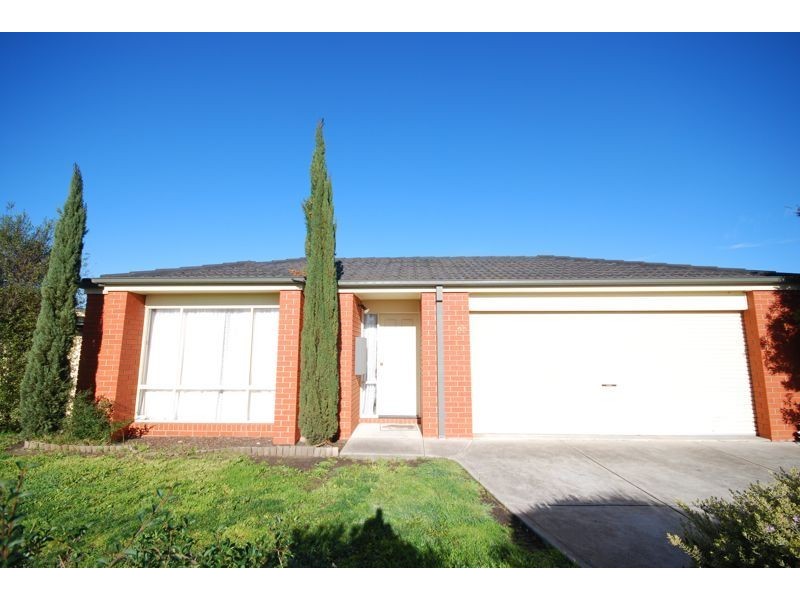 33 Linda Drive, Cranbourne West VIC 3977