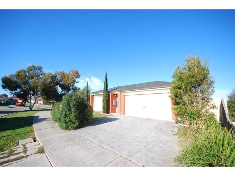 33 Linda Drive, Cranbourne West VIC 3977