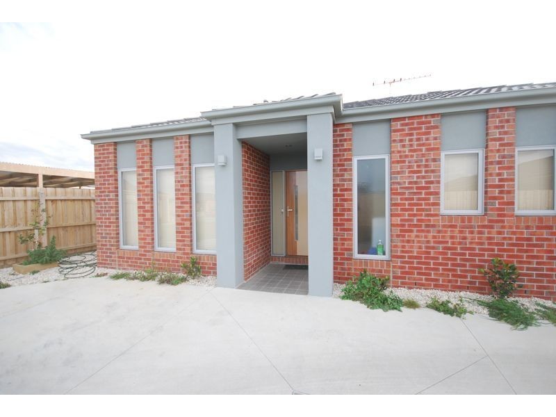 1/6 Nandaly Place, Cranbourne West VIC 3977
