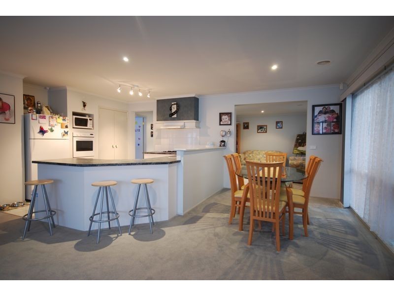 5 Thistlewood Place, Cranbourne East VIC 3977