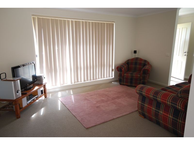 1/4 Loganberry Close, Cranbourne North VIC 3977