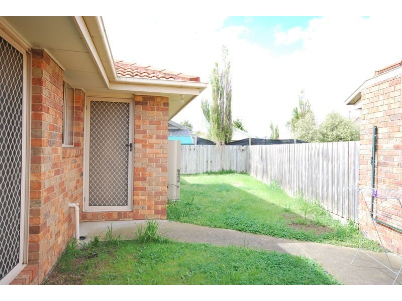1/4 Loganberry Close, Cranbourne North VIC 3977