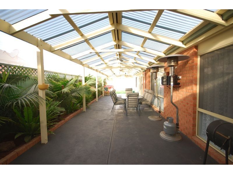 5 Thistlewood Place, Cranbourne East VIC 3977