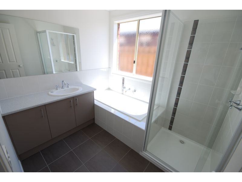 47 Calais Circuit, Cranbourne West VIC 3977