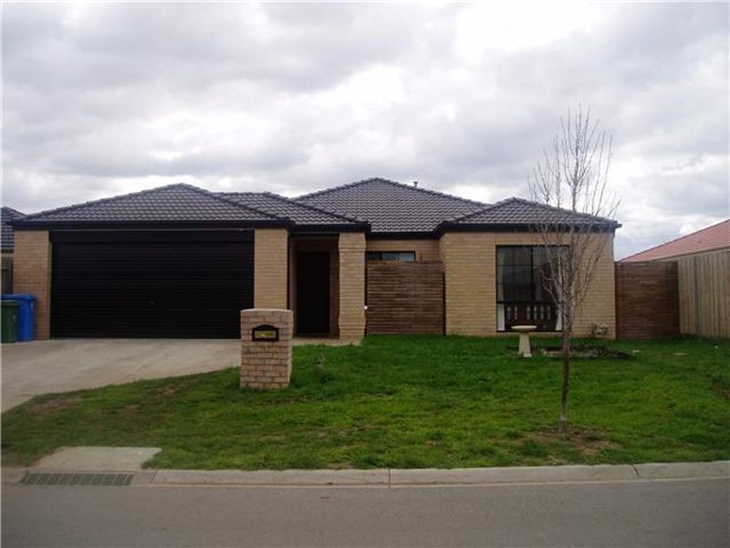 37 Taplan Crescent, Cranbourne West VIC 3977