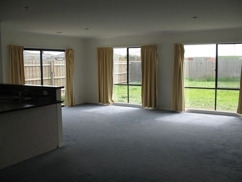 37 Taplan Crescent, Cranbourne West VIC 3977