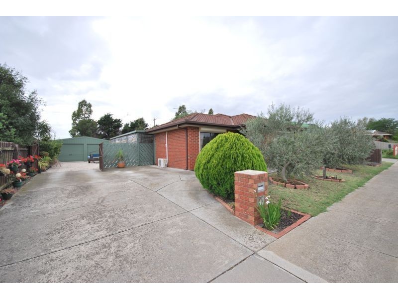 14 Broome Crescent, Cranbourne North VIC 3977