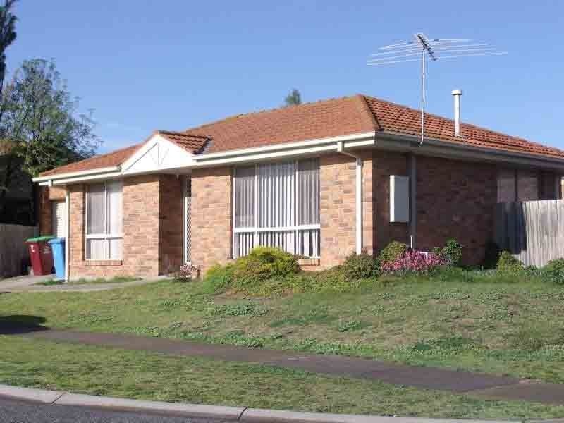 1/4 Loganberry Close, Cranbourne North VIC 3977