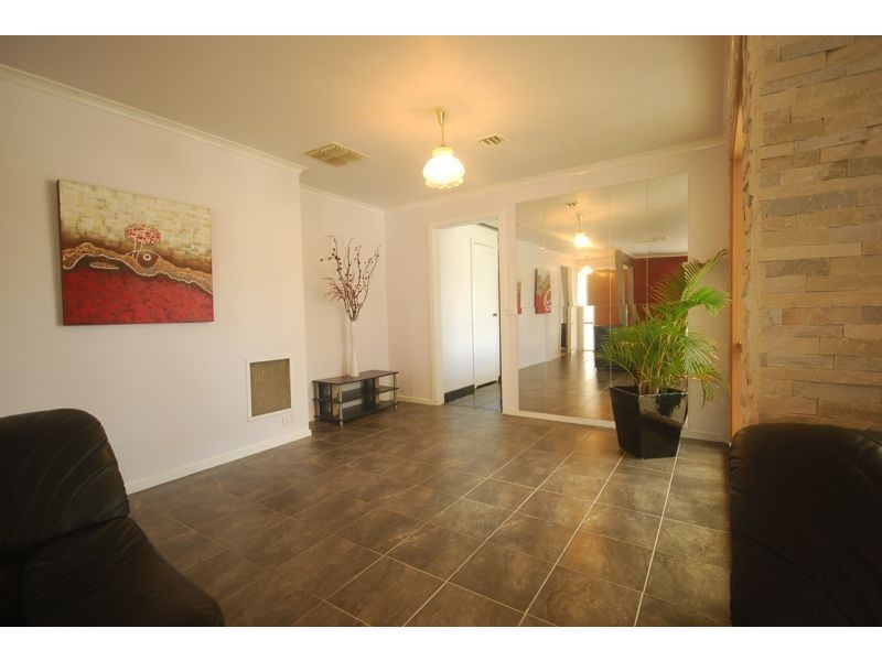 25 Strafford Avenue, Cranbourne VIC 3977