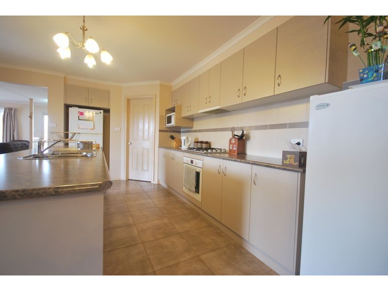 27 Robusta Avenue, Cranbourne VIC 3977