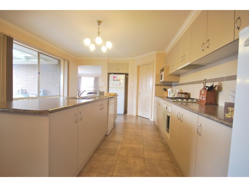 27 Robusta Avenue, Cranbourne VIC 3977