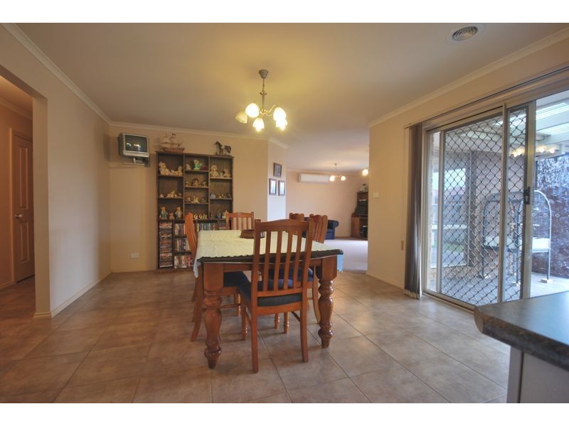 27 Robusta Avenue, Cranbourne VIC 3977