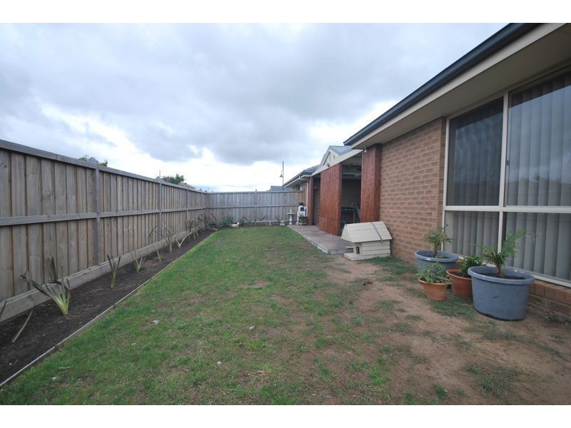 27 Robusta Avenue, Cranbourne VIC 3977