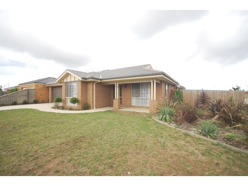 27 Robusta Avenue, Cranbourne VIC 3977