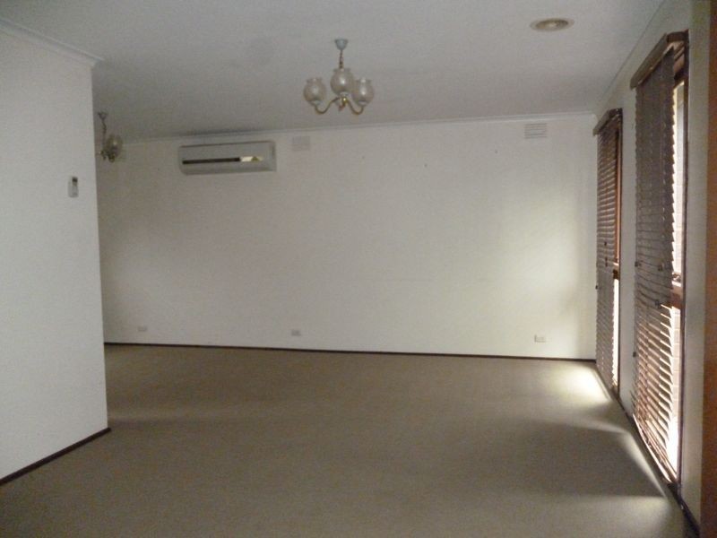 8 Carole Court, Cranbourne VIC 3977