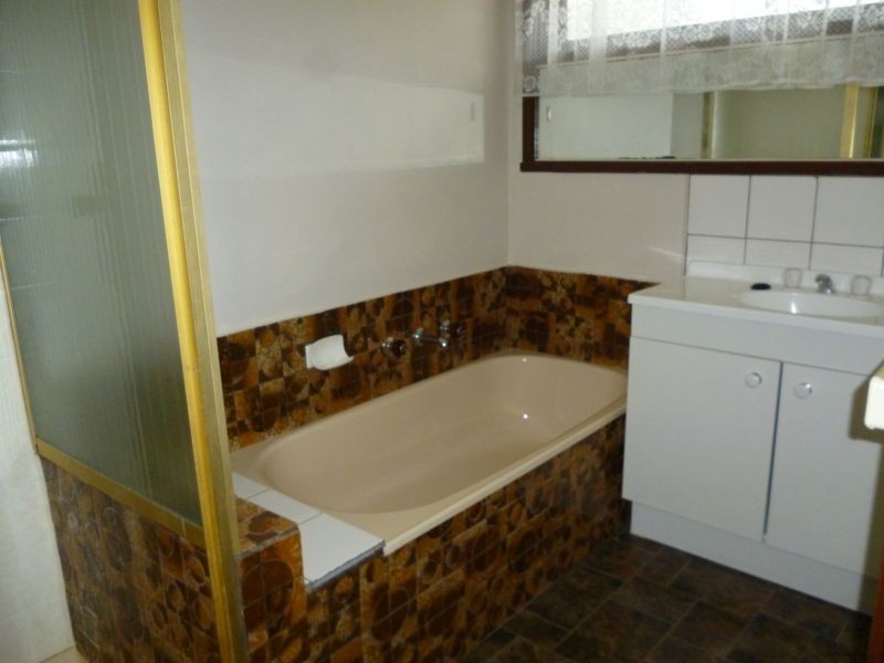 8 Carole Court, Cranbourne VIC 3977