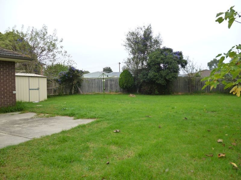 8 Carole Court, Cranbourne VIC 3977