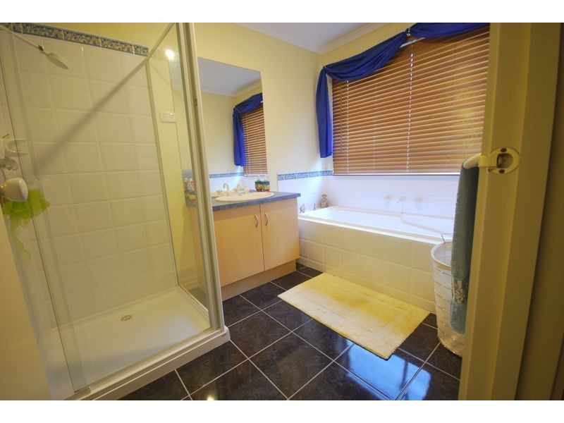 14 Scotsdale Drive, Cranbourne East VIC 3977