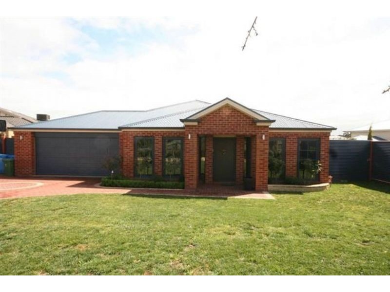 6 Arklow Court, Cranbourne VIC 3977