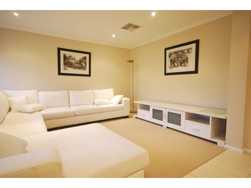 6 Arklow Court, Cranbourne VIC 3977